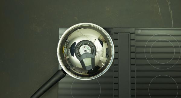 Cuando el Avisador emita un pitido al llegar a la ventana de “chuleta”, bajar la temperatura y colocar las albóndigas en la HotPan . Dorarlas por las 2 caras. Tapar y acabar de cocinar unos 4 minutos con el calor residual.