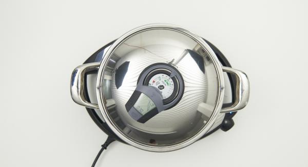 Añadir los frijoles y la cebolla en una olla. Colocar la olla en el Navigenio y seleccionar la función (A). Introducir 30 minutos de tiempo de cocción en el Avisador (Audiotherm), colocarlo en el pomo (Visiotherm) girar hasta que aparezca el símbolo de “zanahoria”. Añadir los frijoles y la cebolla en una olla. Colocar la olla en el Navigenio y seleccionar la función (A). Introducir 30 minutos de tiempo de cocción en el Avisador (Audiotherm), colocarlo en el pomo (Visiotherm) girar hasta que aparezca el símbolo de “zanahoria”.