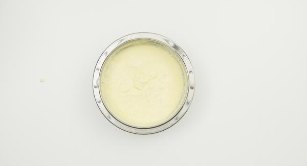 Separar los huevos, batir las claras de huevo a punto de nieve. Montar la nata. Batir el azúcar restante con la yema de huevo hasta obtener una mezcla espumosa de color amarillo claro. Incorporar cuidadosamente a la mezcla de la yema de huevo: el mascarpone, la nata montada y las claras a punto de nieve.