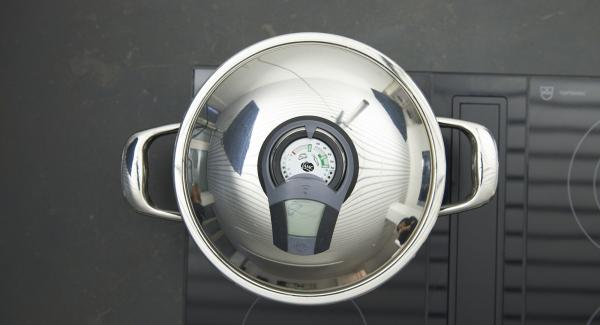 Colocar la olla en el fuego a temperatura máxima. Encender el Avisador (Audiotherm), colocarlo en el pomo (Visiotherm) y girar hasta que se muestre el símbolo de “chuleta”.