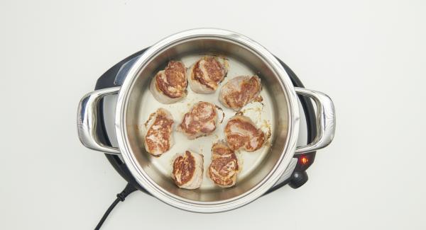 Destapar, dar la vuelta a la carne, volver a taparla y continuar cocinando por el segundo lado con la ayuda del Avisador hasta alcanzar de nuevo los 90 °C.