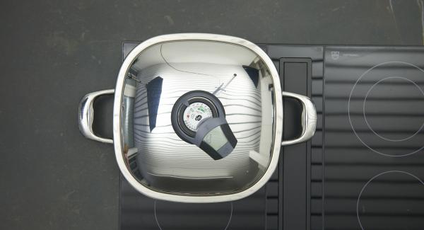 Colocar el Arondo en el fuego a temperatura máxima. Encender el Avisador, colocarlo en el pomo y girar hasta que se muestre el símbolo de “chuleta”.