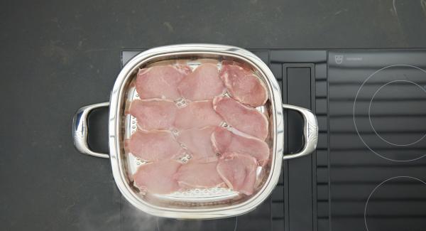 Cuando el Avisador emita un pitido al llegar a la ventana de “chuleta”, bajar la temperatura. Colocar las chuletas y asarlas hasta alcanzar la temperatura de 90º con la ayuda del Avisador.