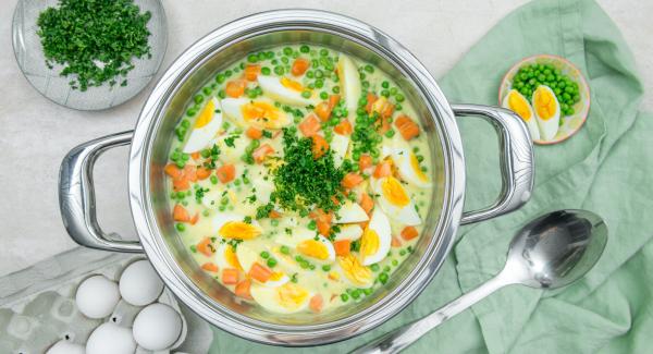 Deshojar el perejil, picarlo finamente y espolvorear sobre el curry. Deshojar el perejil, picarlo finamente y espolvorear sobre el curry.