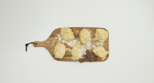 Engrasar el Accesorio Súper-Vapor con un poco de mantequilla. Dividir la masa en seis trozos, y moldearla en forma de bola, rellenar cada uno con un trozo de chocolate, cubrirlo bien y enrollarlo. Colocarlos en el Accesorio Súper-Vapor. Engrasar el Accesorio Súper-Vapor con un poco de mantequilla. Dividir la masa en seis trozos, y moldearla en forma de bola, rellenar cada uno con un trozo de chocolate, cubrirlo bien y enrollarlo. Colocarlos en el Accesorio Súper-Vapor.