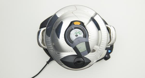 En una olla, mezclar el arroz con el caldo de verduras y el azafrán,  tapar con la Tapa Rápida. Colocar la olla en Navigenio a temperatura baja, seleccionar la función "A", introducir el ajuste de tiempo "P" en el Avisador. Colocarlo en el pomo girar hasta que aparezca el símbolo de “soft” . Al finalizar el tiempo de cocción dejar despresurizar. En una olla, mezclar el arroz con el caldo de verduras y el azafrán,  tapar con la Tapa Rápida. Colocar la olla en Navigenio a temperatura baja, seleccionar la función "A", introducir el ajuste de tiempo "P" en el Avisador. Colocarlo en el pomo girar hasta que aparezca el símbolo de “soft” . Al finalizar el tiempo de cocción dejar despresurizar.