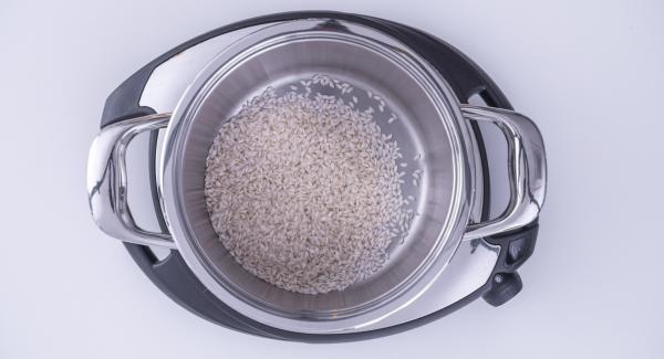 En una olla, verter el caldo, el azafrán y el arroz.