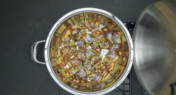 Retirar la tapa, espolvorear un poco de azúcar y desmenuzar la masa y caramelizar ligeramente el azúcar.