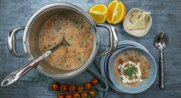 Sopa de tomate con naranja