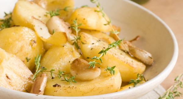 Patatas con limón y ajo
