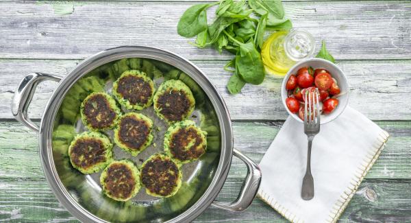 Hamburguesa de patata con ensalada de cherry