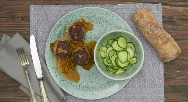 Albóndigas danesas con ensalada de pepino