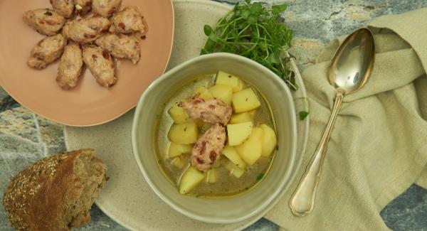 Estofado de patatas y especias con albóndigas de carne picante 