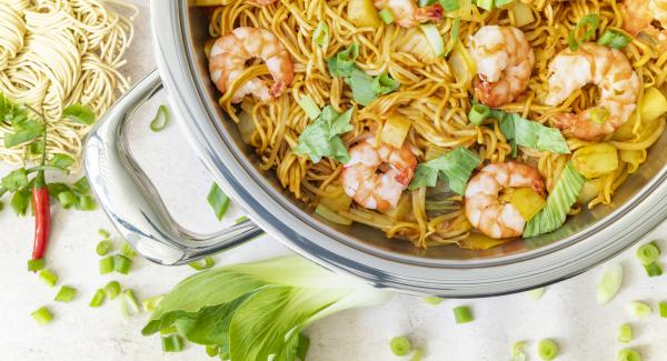 Fideos con gambas y pak choi