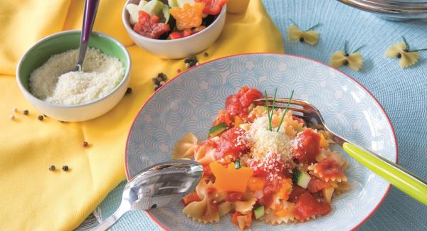 Farfalle en salsa de tomate y verduras