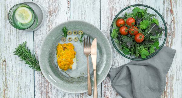 Bacalao con costra de tomate seco, pimiento y olivas