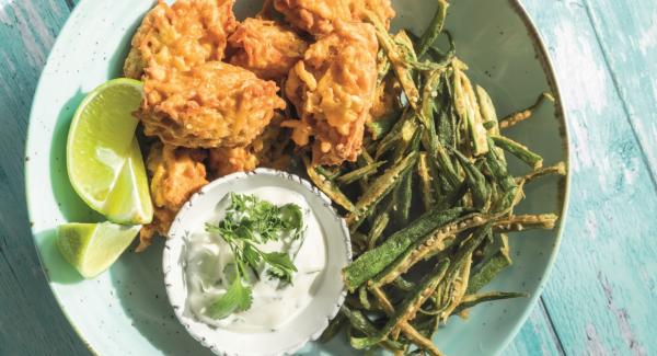 Bhajis (buñuelos vegetales hindús) con Bindhi Kurkuri (okra frita)