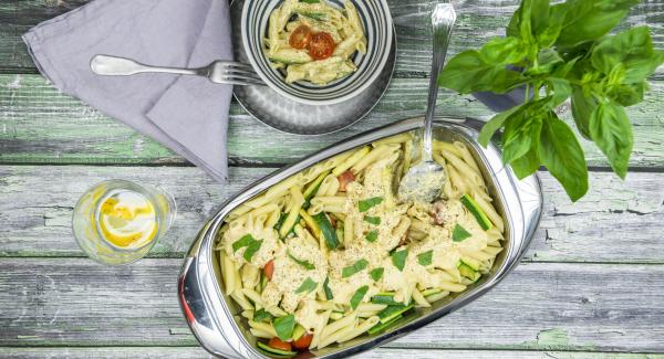 Ensalada de pasta con calabacines y queso de oveja