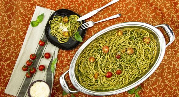 Espaguetis con pesto de macadamia