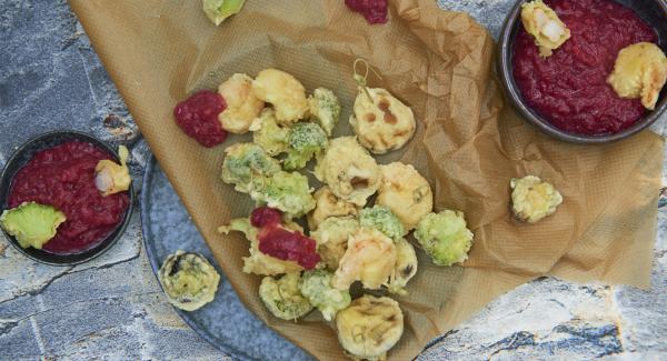 Tempura de gambas y verduras con salsa de ciruelas