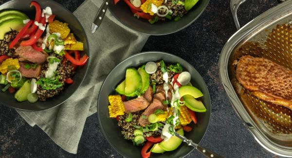 Bol de carne con verduras y maíz