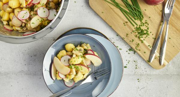 Ensalada de ñoquis con setas y manzana