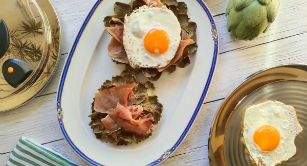 Alcachofas con jamón y huevo a la plancha
