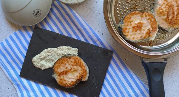 Medallón de salmón con salsa tártara