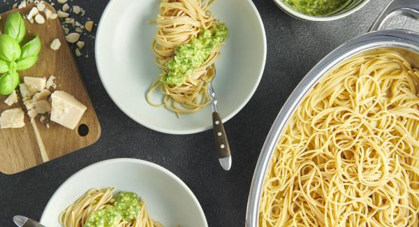 Espaguetis con pesto de macadamia