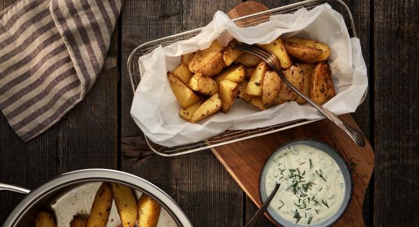 Patatas al romero con salsa de hierbas