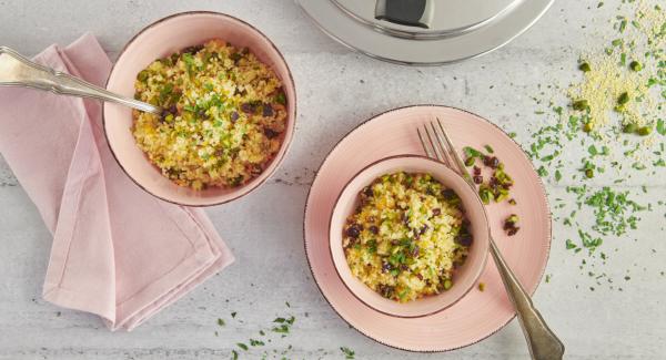 Ensalada de cuscús con arándanos y pistachos