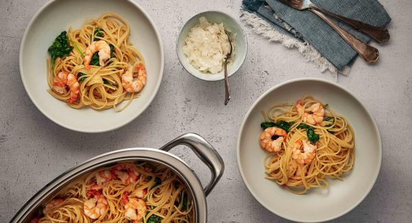 Espaguetis con gambas y espinacas