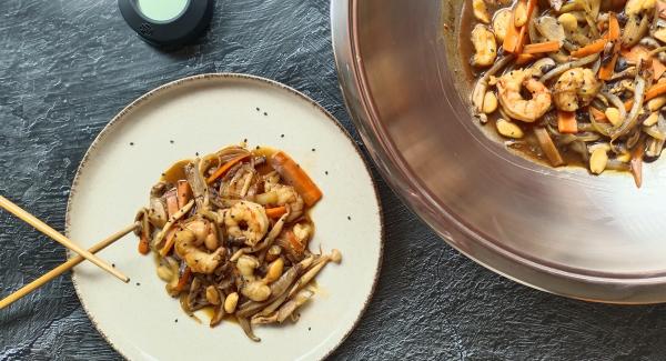 Salteado de gambas con sésamo y salsa Pantaky Seyizor