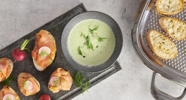 Sopa fría de pepino con crostini de salmón