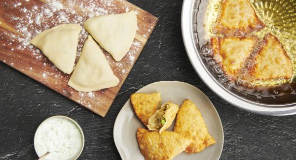 Samosas con raita
