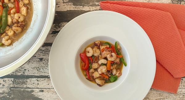 Salteado de pulpo y langostinos