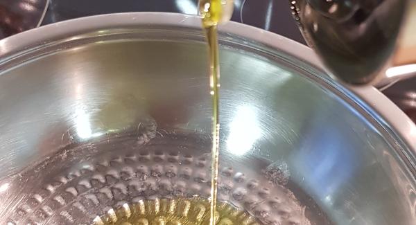 Ponemos el aceite en la sartén, a fuego medio, que suba lentamente. Navigenio  al 4 En vitro o inducción , al 4. En gas fuego suave.