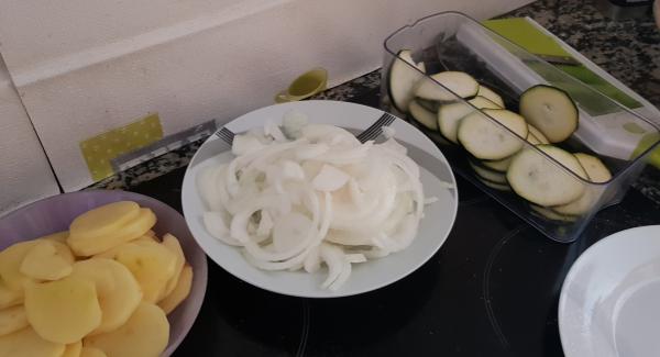 Laminamos las patatas y el resto de ingredientes