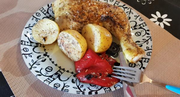 Pollo asado con patatas y pimiento