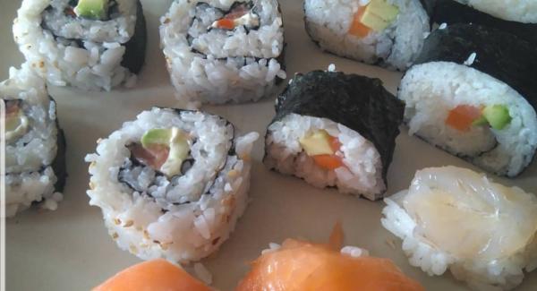 Cortamos los rulos de sushi de un dedo de grosor aprox y servimos acompañados de un cuenquito con salsa de soja, y si os gustan los sabores fuertes, un poco de wasabi