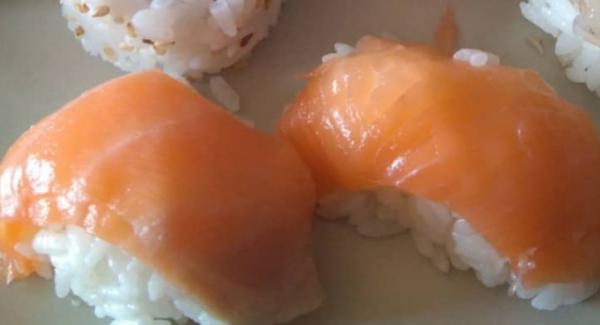 Cogemos una pequeña porcion de arroz y hacemos una bola alargada que cubrimos con un trozo de salmón u otro pescado crudo muy fino