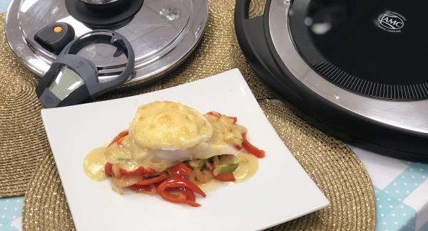 Bacalao confitado en cama de verduras con teja de queso de cabra y cremoso de melocoton