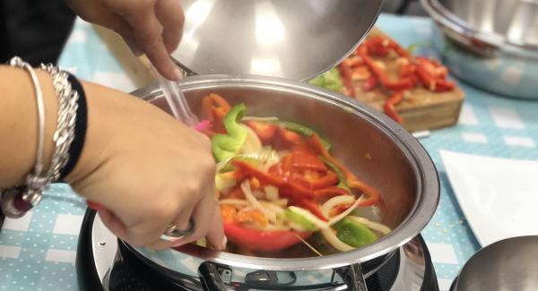 Cuando pita el avisador incorporamos el aceite y las verduras y sal al gusto