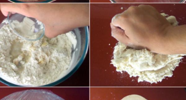 Introducir la harina en un bol y hacer un agujero en el centro, desmenuzar la levadura en el interior. Agregar azúcar el agua, el aceite y la sal y amasarlo todo hasta formar una masa homogénea. Cubrir y dejar fermentar hasta que eleve su volumen.