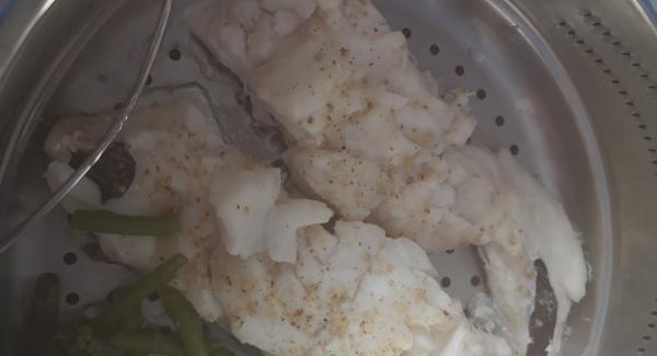 Encima poner una segunda softiera con el pescado salpimentado. Cerramos con la tapa rápida 1 minuto soft