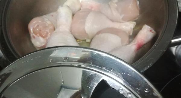 Salar el pollo  y picar los tres ajos restantes , 
Poner en la sabor un chorrito de aceite virgen extra y encender el navigenio al 5-6 y agregar el pollo colocar la tapa súper vapor y pondremos el audio en posición chuleta para que se dore por fuera cuando pite le daremos la vuelta