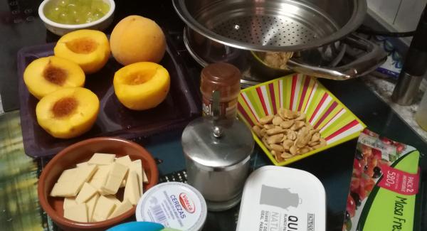 Preparar todos ingredientes,primero quitamos las pepitas de las uvas