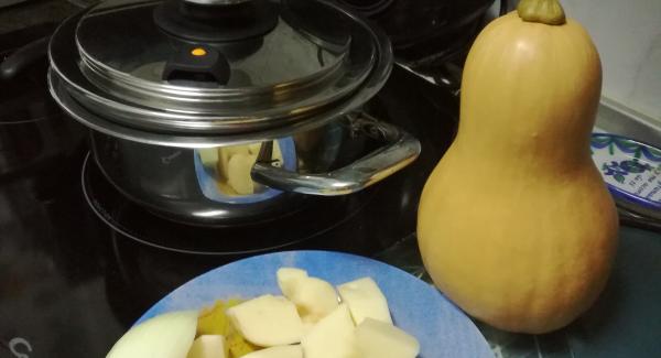 Pelar patatas, zanahorias, lavar bien la calabaza y poner media cebolla