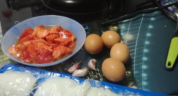 Preparar los ingredientes , primero pelar y laminar los ajos