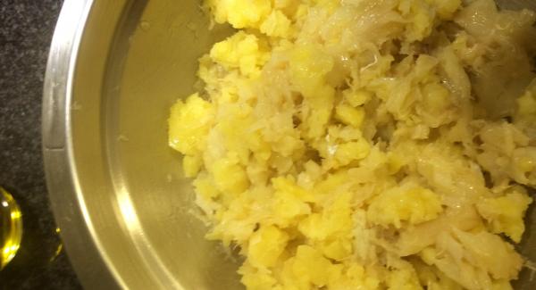 Haremos puré aplastando las patatas con ayuda de un tenedor. Y mezclamos con el bacalao desmigado.